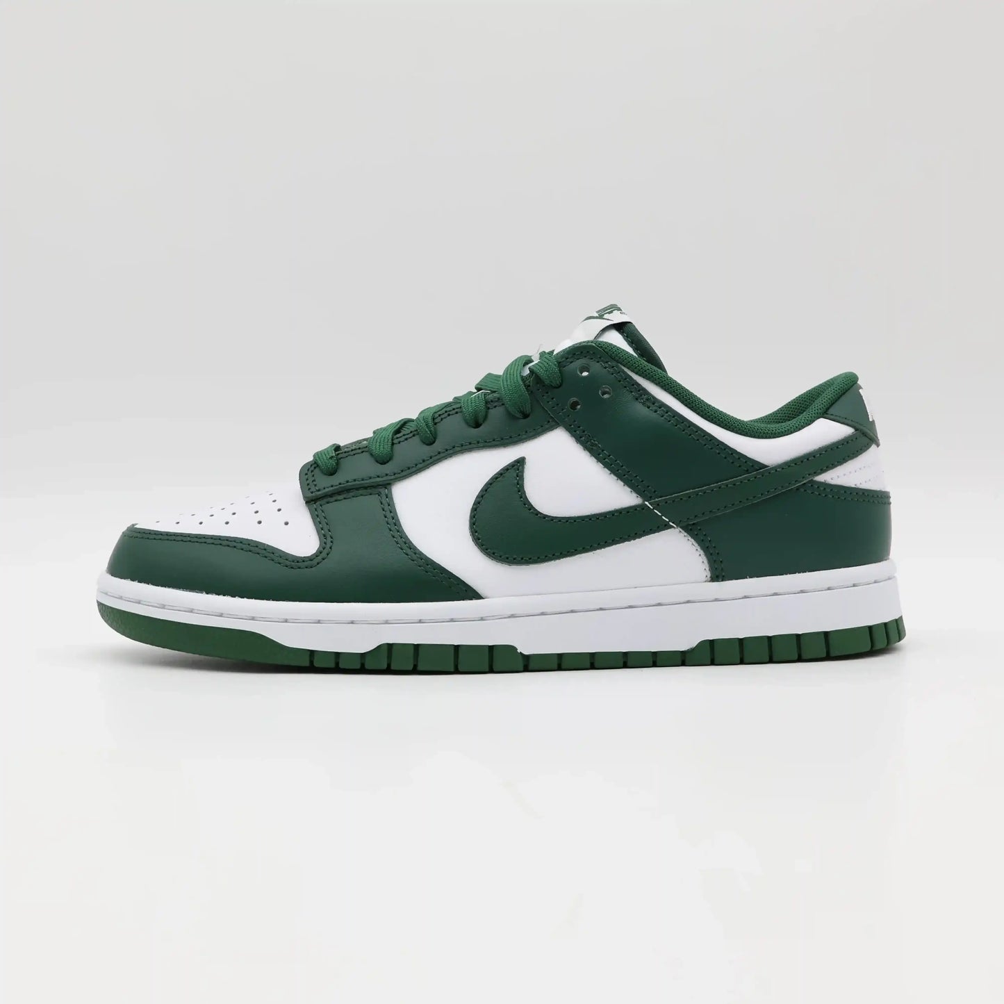 Vista Lateral de Tênis Nike Verde Dunk Michigan State 
