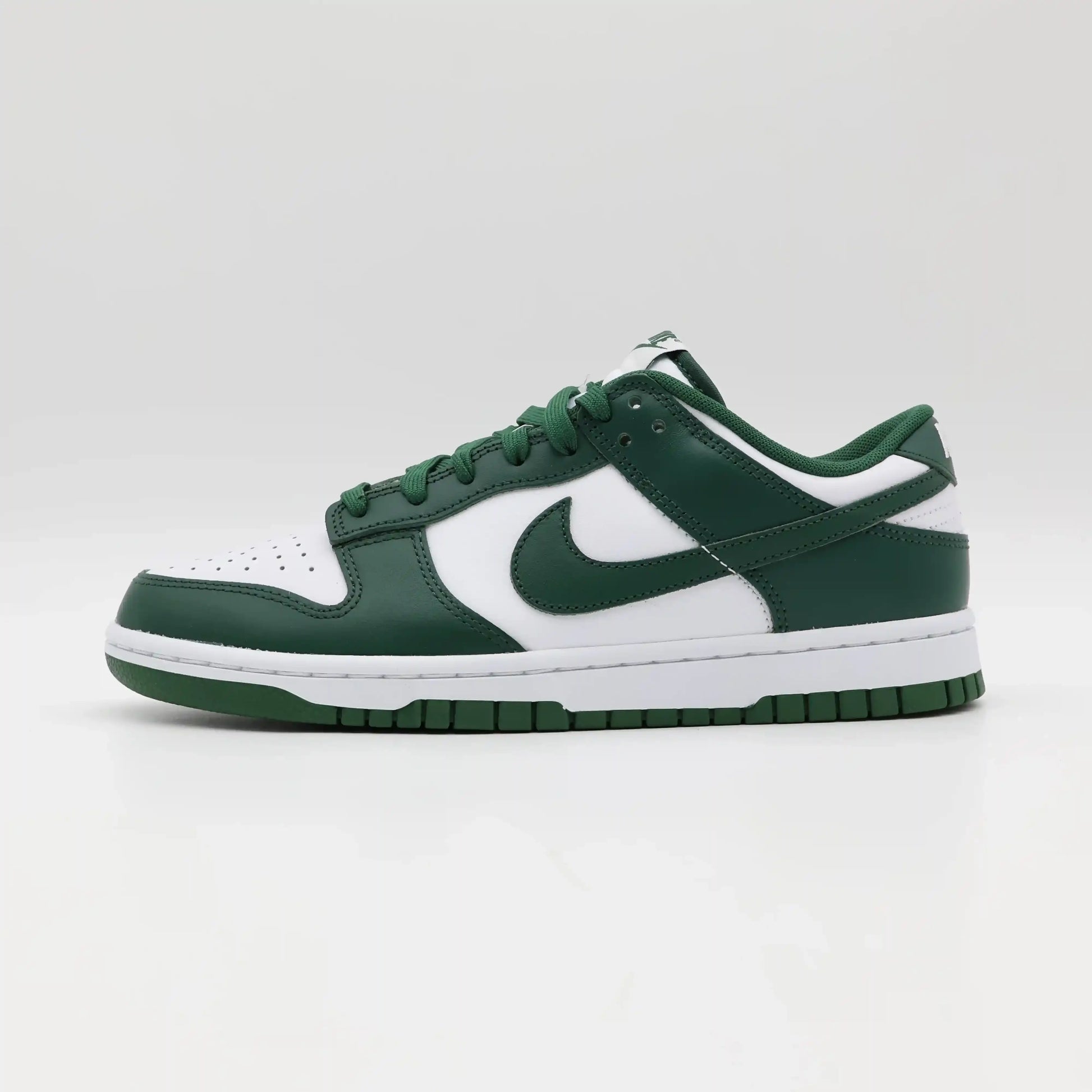 Vista Lateral de Tênis Nike Verde Dunk Michigan State 