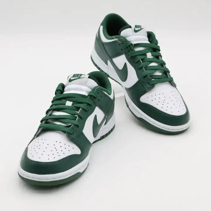 Vista Frontal de Tênis Nike Verde Dunk Michigan State 