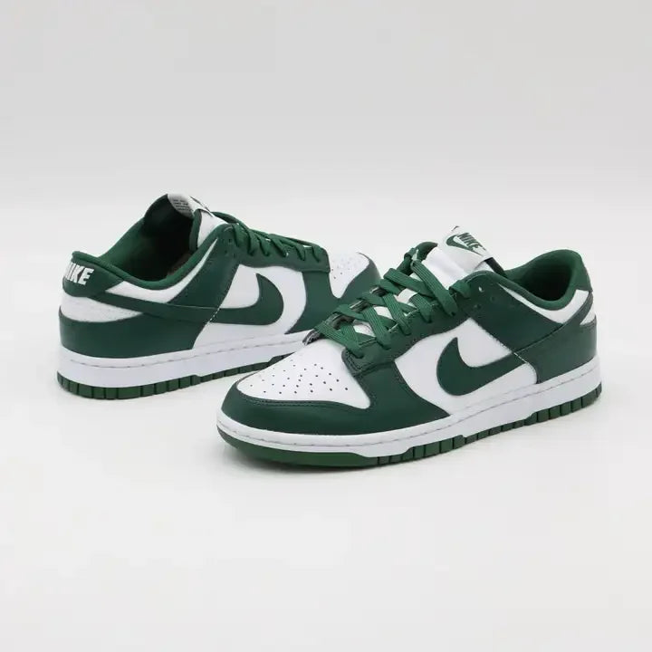Vista Par Lateral de Tênis Nike Verde Dunk Michigan State 