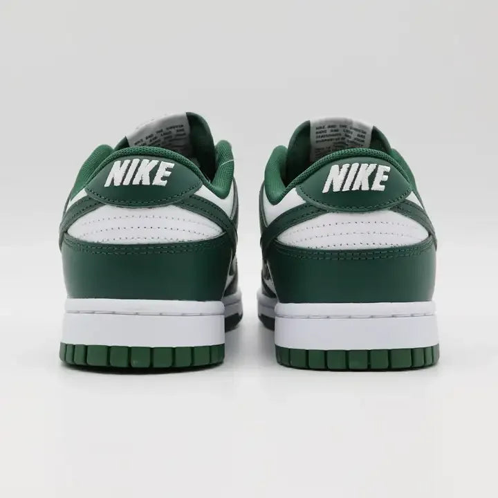 Vista Traseira Com Detalhes de Tênis Nike Verde Dunk Michigan State 