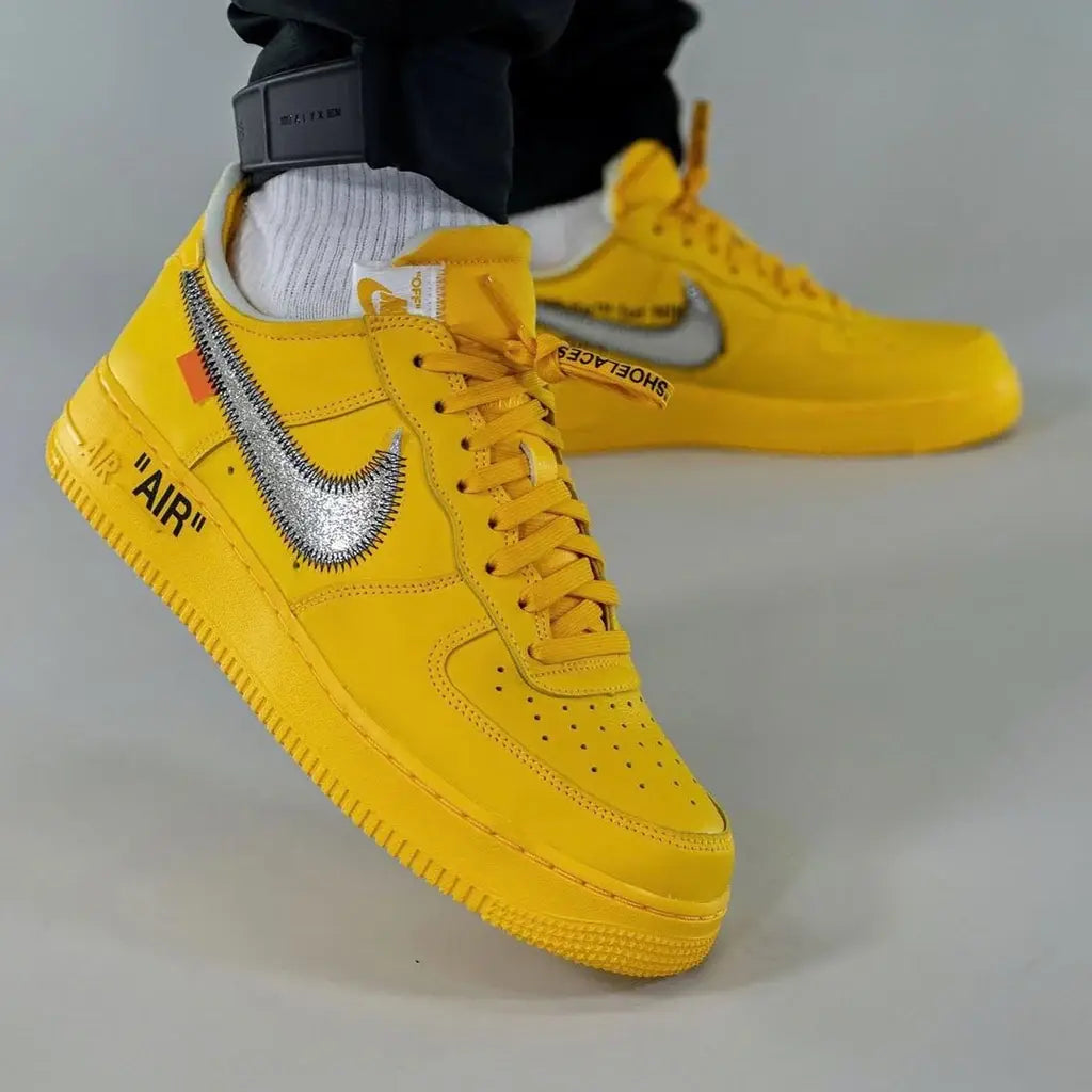 Tênis Amarelo Nike Air Force 1 Off White University Gold Visto no Pe com Calca Preta