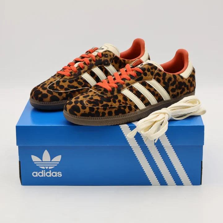 Tênis Adidas Samba Leopardo Vermelho  Par em Cima da Caixa Da Adidas