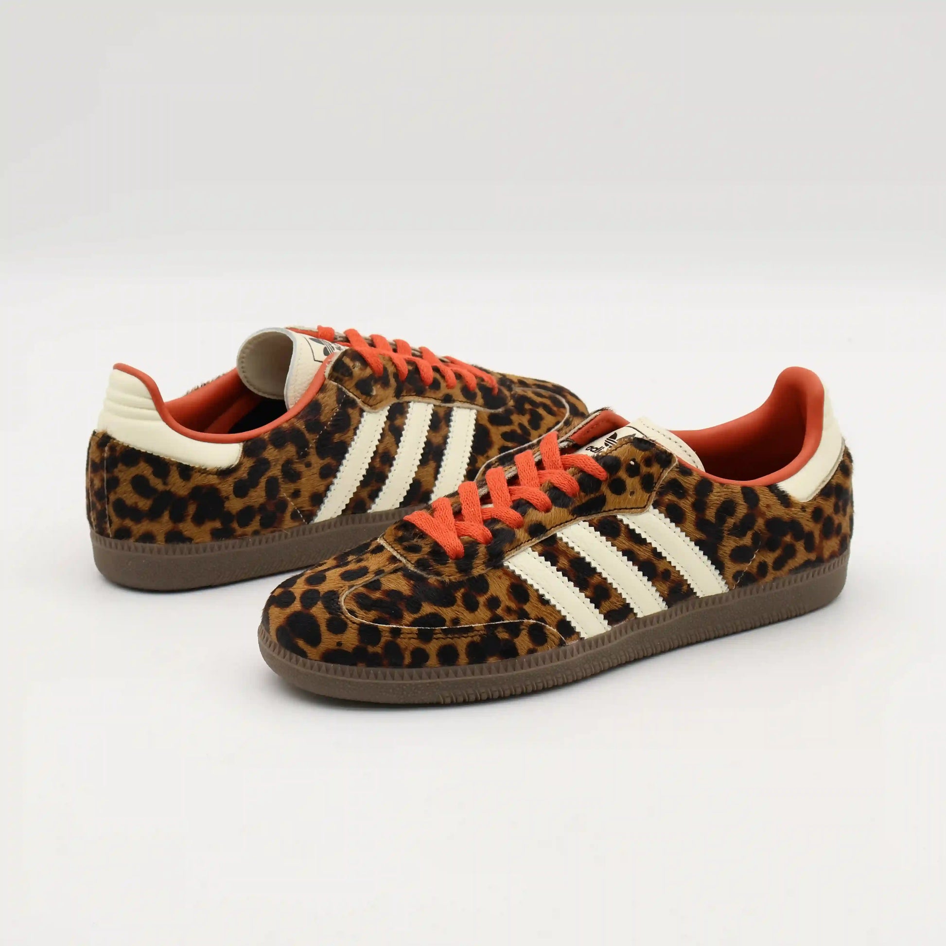 Tênis Adidas Samba Leopardo Vermelho Par Visto de Lado