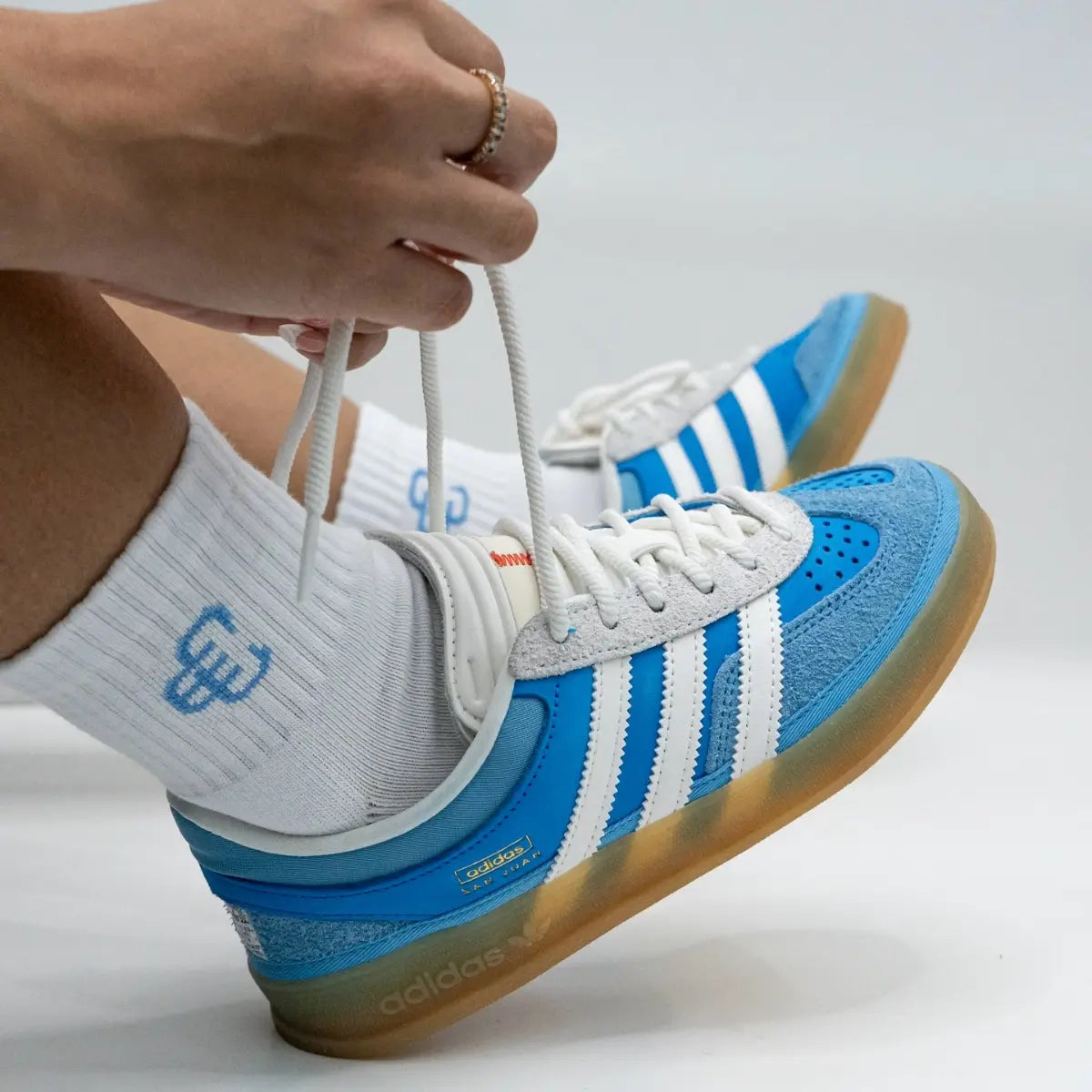 Tênis Azul Adidas Gazelle Indoor x Bad Bunny San Juan No Pe com Meia Branca
