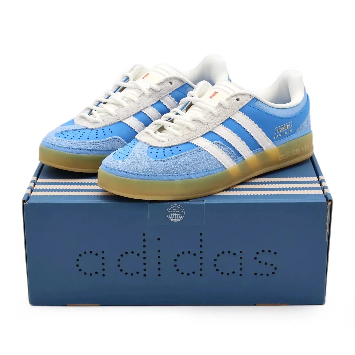 Tênis Azul Adidas Gazelle Indoor x Bad Bunny San Juan Par Visto em Cima da Caixa da Adidas