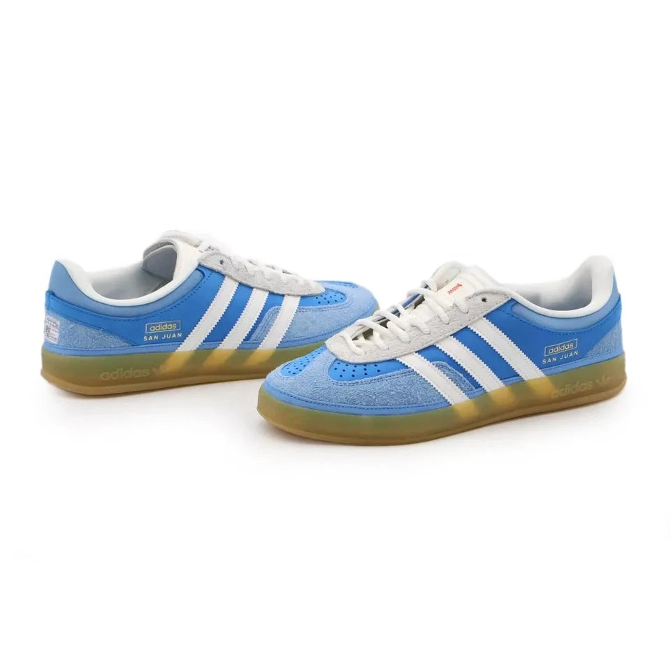 Tênis Azul Adidas Gazelle Indoor x Bad Bunny San Juan Par Visto de Lado