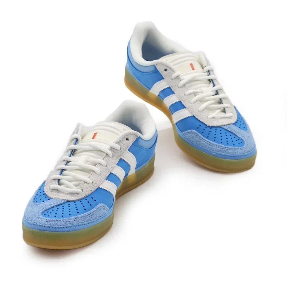 Tênis Azul Adidas Gazelle Indoor x Bad Bunny San Juan Par Visto de Frente