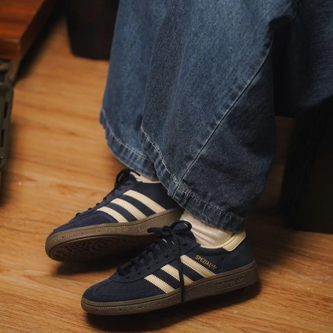 Adidas Azul Spezial Night Indigo No Pe com Calca Jeans Escura