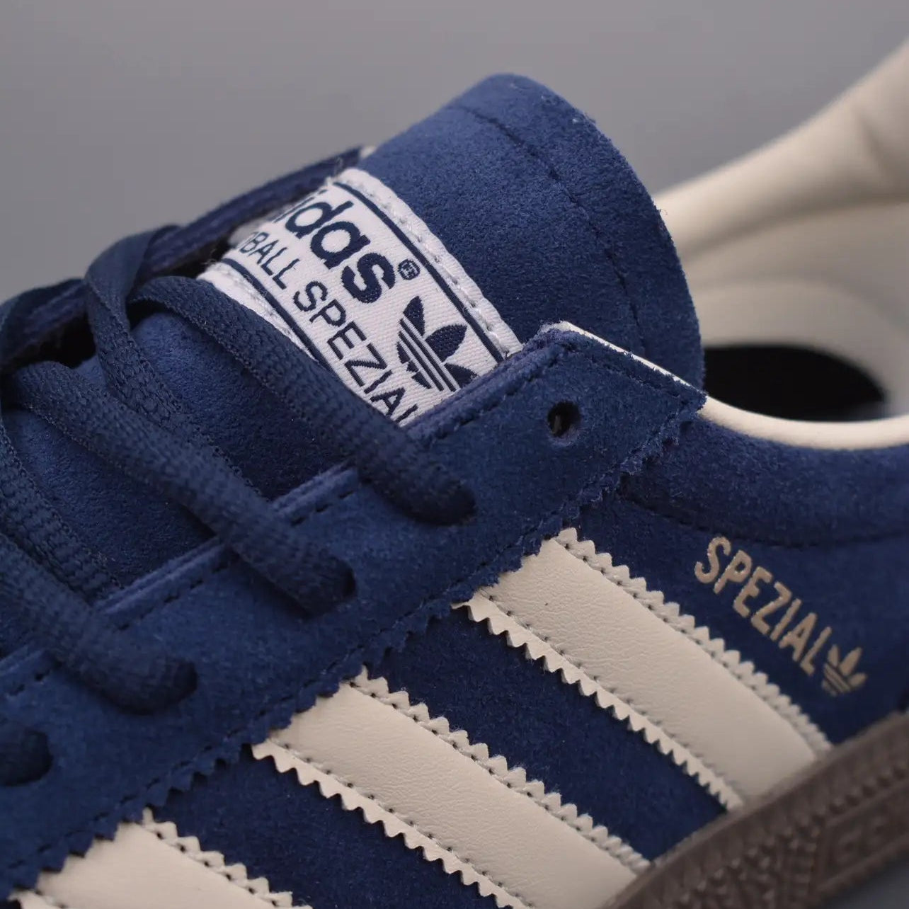 Tênis Adidas Azul Spezial Night Indigo Parte Lateral em Detalhes