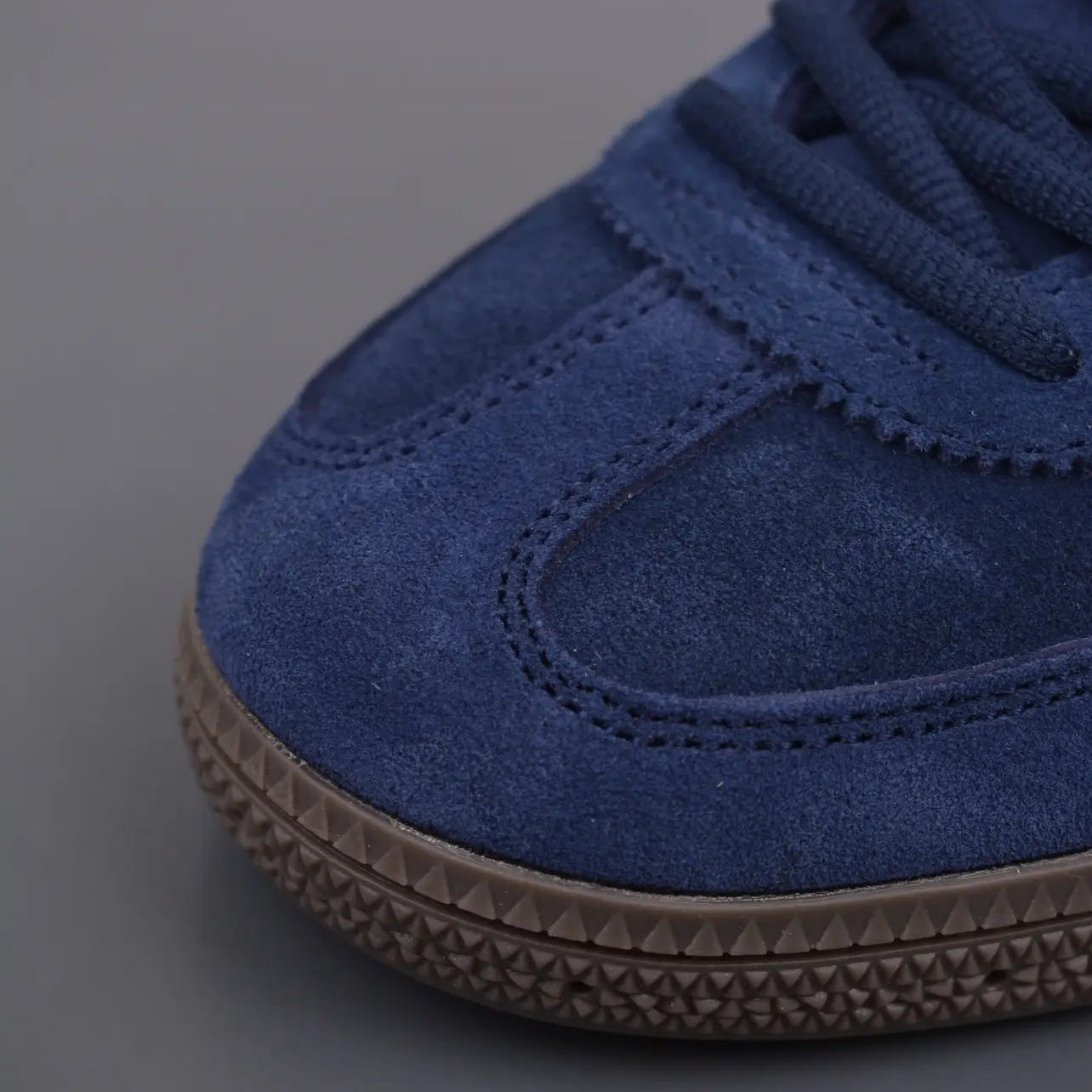 Tênis Adidas Azul Spezial Night Indigo Parte Frontal em Detalhes