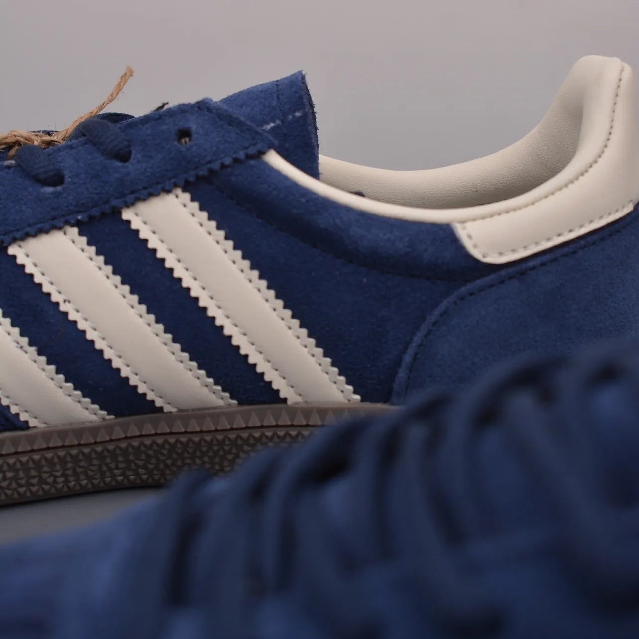 Tênis Adidas Azul Spezial Night Indigo Parte Lateral em Detalhes