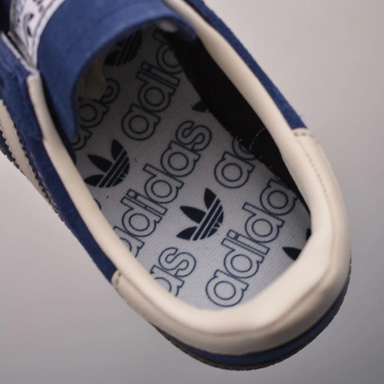 Tênis Adidas Azul Spezial Night Indigo  Parte de Cima da Palmilha escrita Adidas