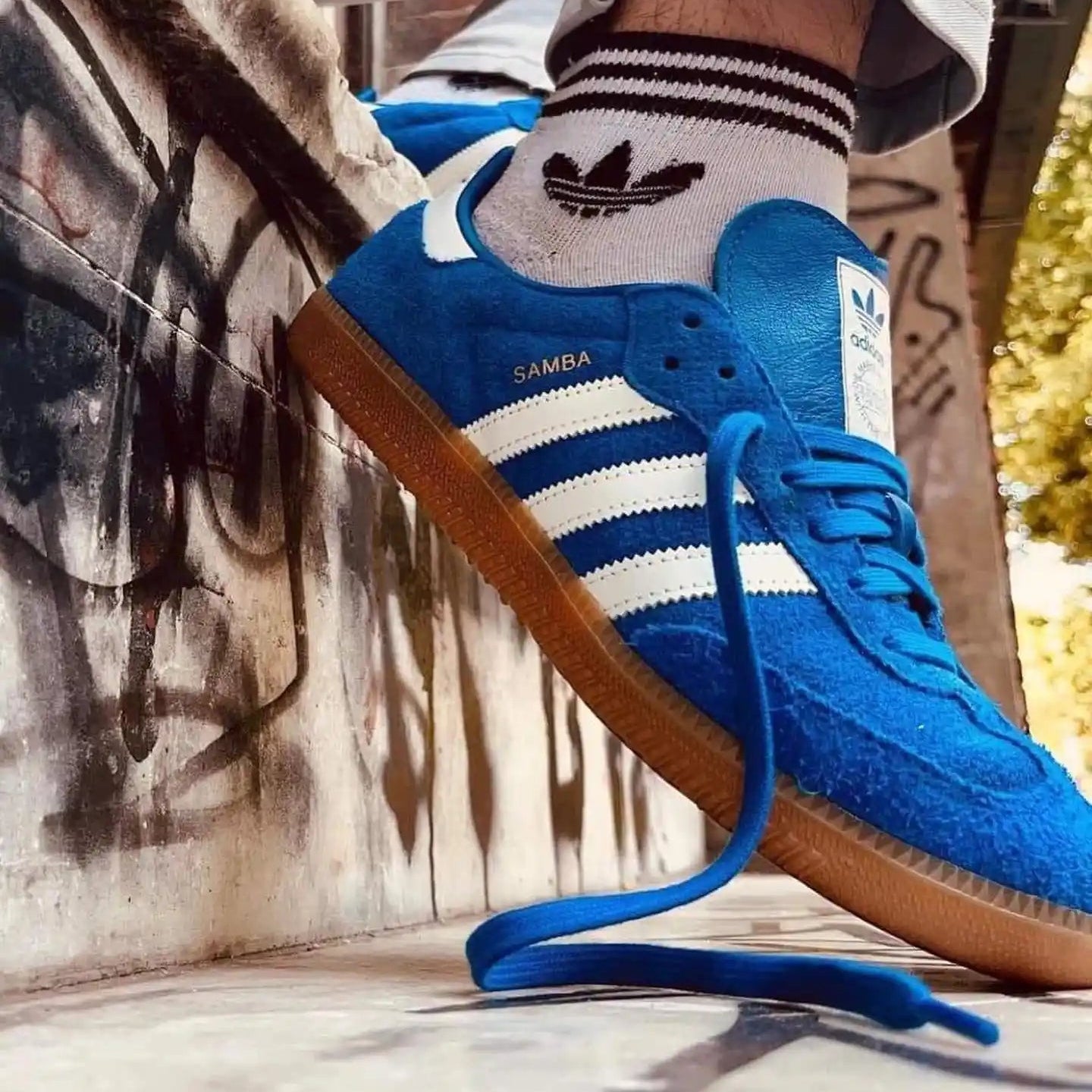 Tênis Azul Adidas Samba OG Royal Blue Gum No Pe com Meia Branca da Adidas