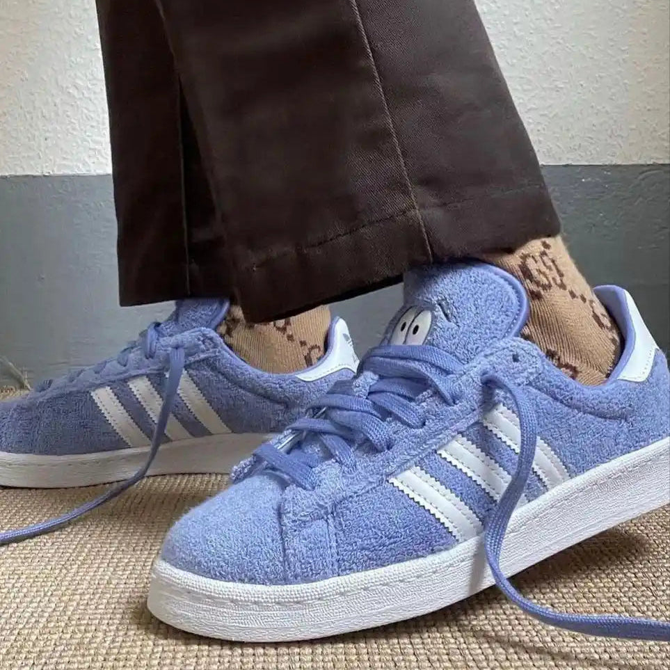 Tênis Azul Adidas South Park Campus 80 Toalinha Visto no Pe com Calca de Alfaiataria