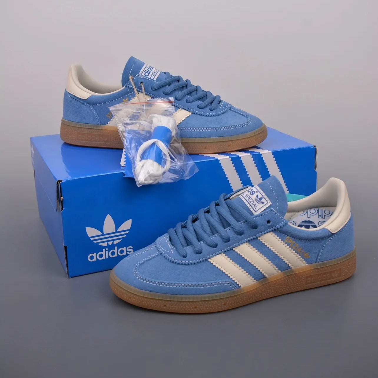 Tênis Azul Adidas Spezial Light Blue Par em Cima da Caixa Azul da Adidas