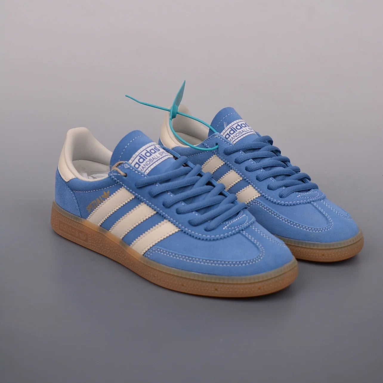 Tênis Azul Adidas Spezial Light Blue Par Visto pela Parte da Frente