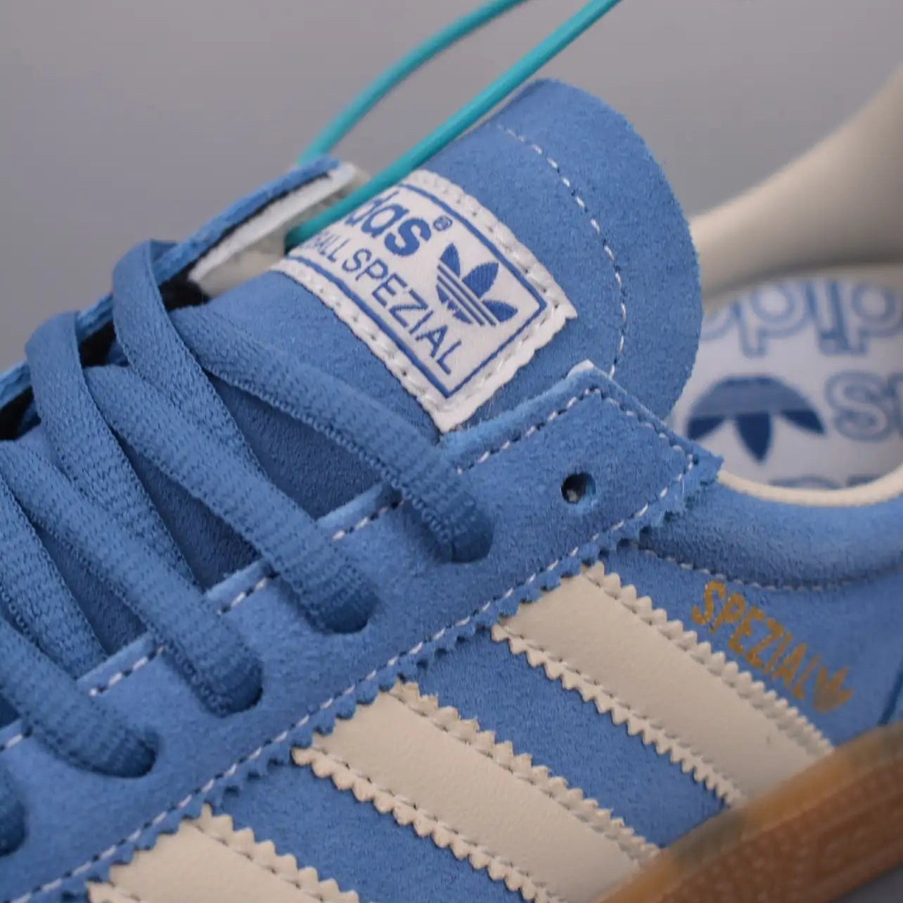 Tênis Azul Adidas Spezial Light Blue Parte Frontal em Detalhes