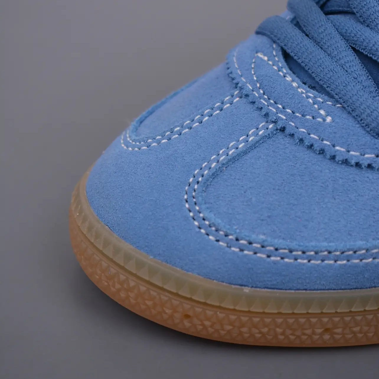 Tênis Azul Adidas Spezial Light Blue Parte Frontal do Cabedal