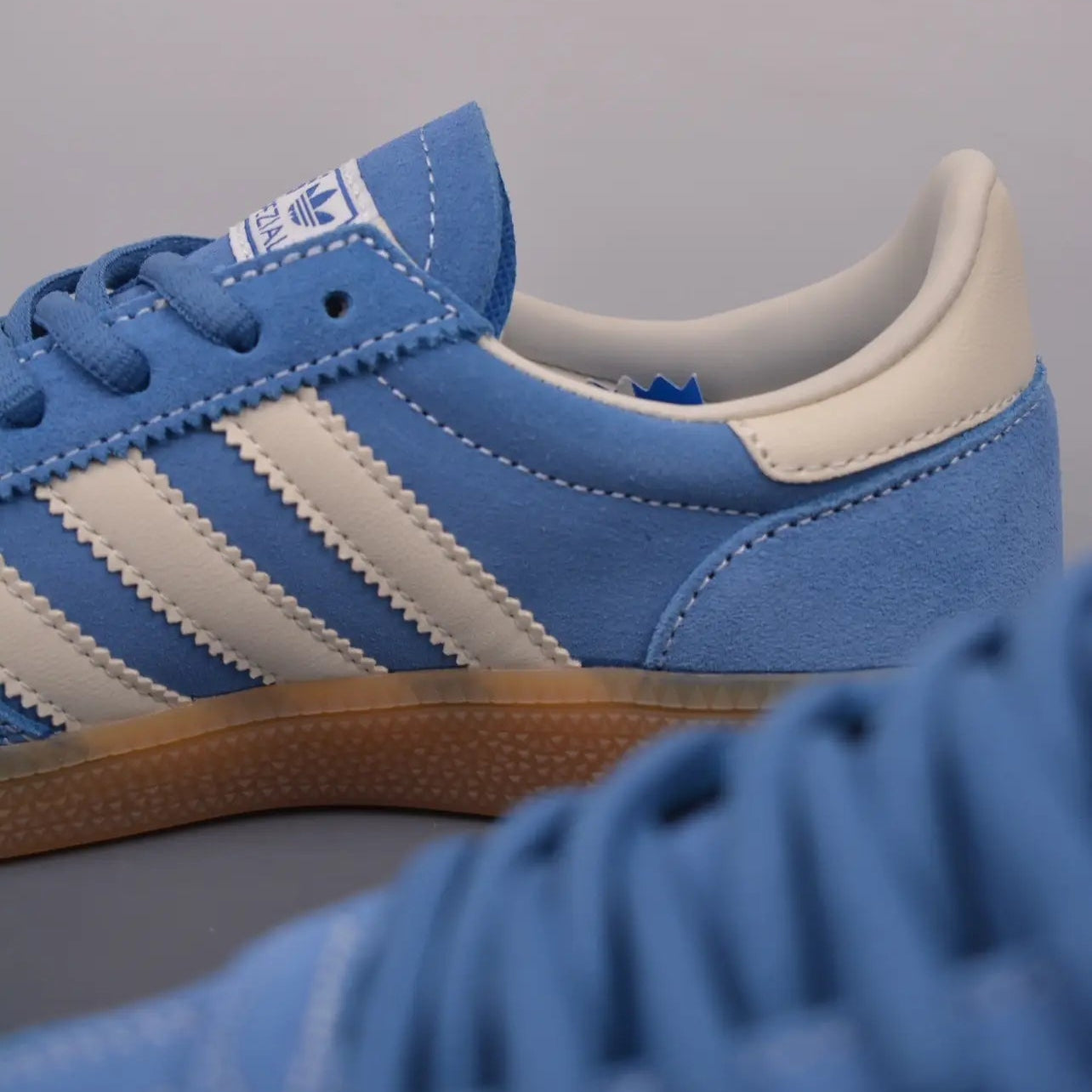 Tênis Azul Adidas Spezial Light Blue Parte Lateral em Detalhes