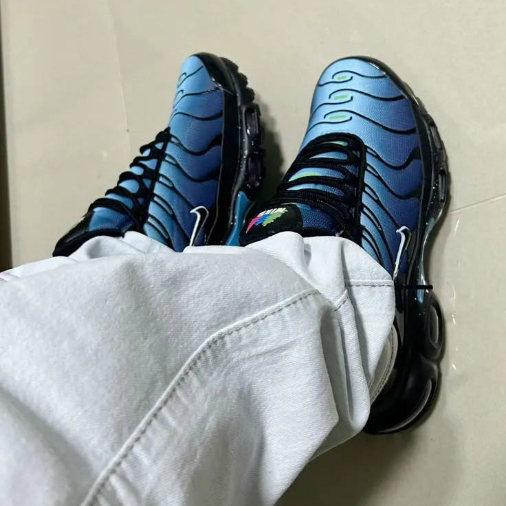 Tênis Azul com Preto Nike Air Max Tn Nature Blue Visto no Pe com Calca Clara