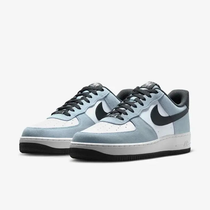 Tênis NIke Azul Camurca Air Force 1 Low Armoury Blue Par Visto de Frente