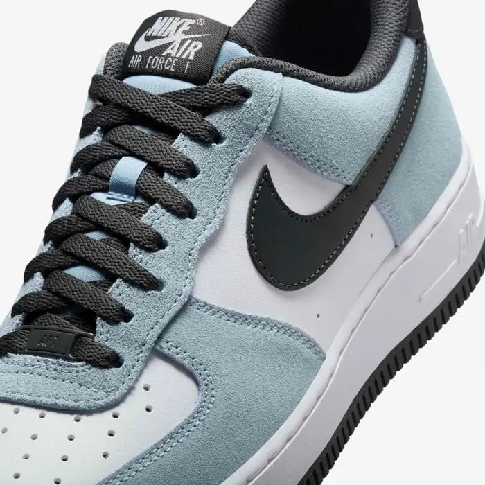 Tênis NIke Azul Camurca Air Force 1 Low Armoury Blue Parte Frontal em Detalhes
