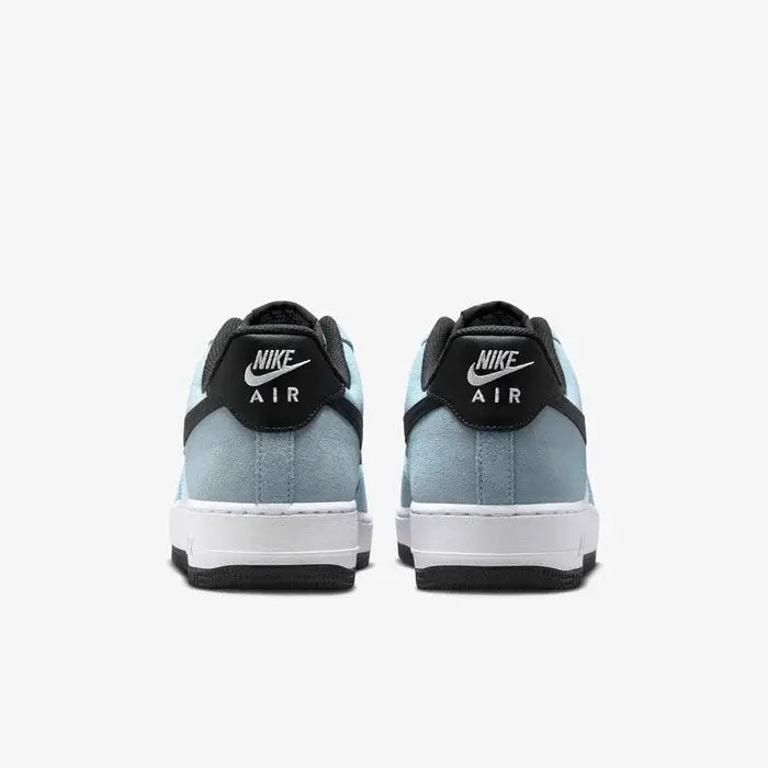 Tênis NIke Azul Camurca Air Force 1 Low Armoury Blue Parte Traseira com Logo Nike Air Branco