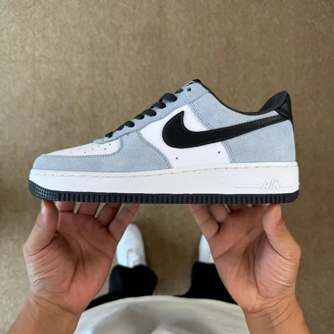 Tênis NIke Azul Camurca Air Force 1 Low Armoury Blue Segurando o Par na Mao em Foto Real