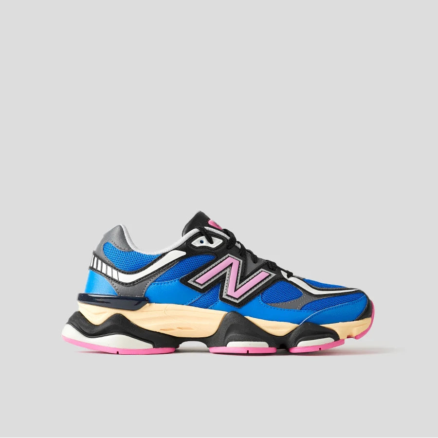 Tênis Azul com Rosa New Balance 9060 Blue Oasis Real Pink Parte Lateral Direita