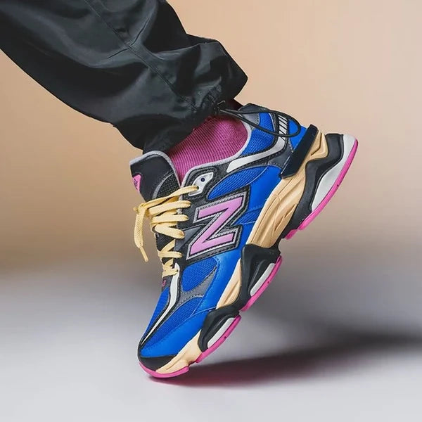 Tênis Azul com Rosa New Balance 9060 Blue Oasis Real Pink Par Visto no Pe com Meia Rosa e Calca Preta