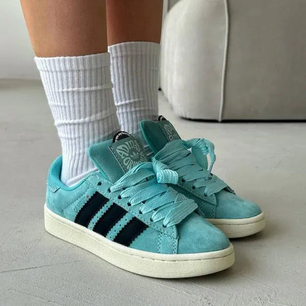 Tênis Azul Dia dos Namorados Adidas Campus 00s Valentine Day Blue Visto no Pe com Meia Branca