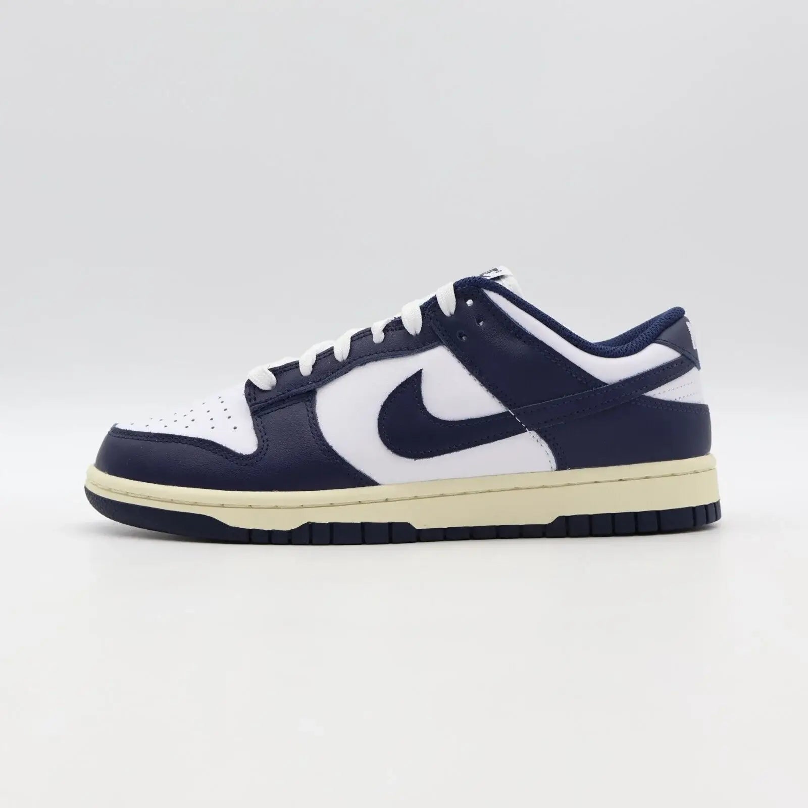 Tenis Azul Marinho Dunk Low Vintage Navy Visto de Lado