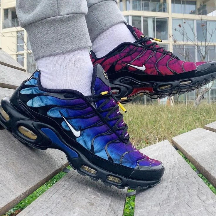 Air Max TN Plus 25th Anniversary Visto no Pe com Calca Moletom Cinza