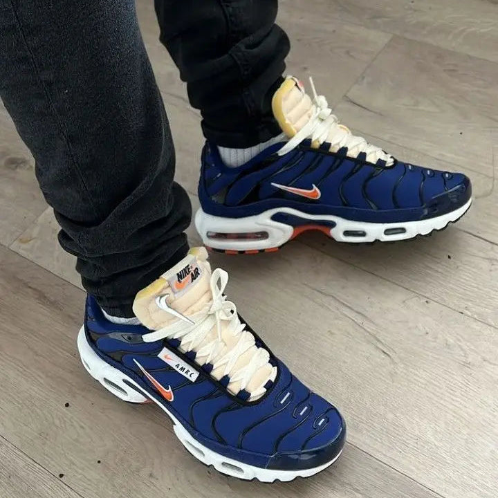 Tênis Azul Masculino Air Max TN Plus Running Club Visto no Pe com Calca Preta
