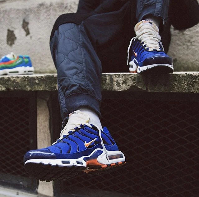 Tênis Azul Masculino Air Max TN Plus Running Club Visto no Pe com Calca Preta