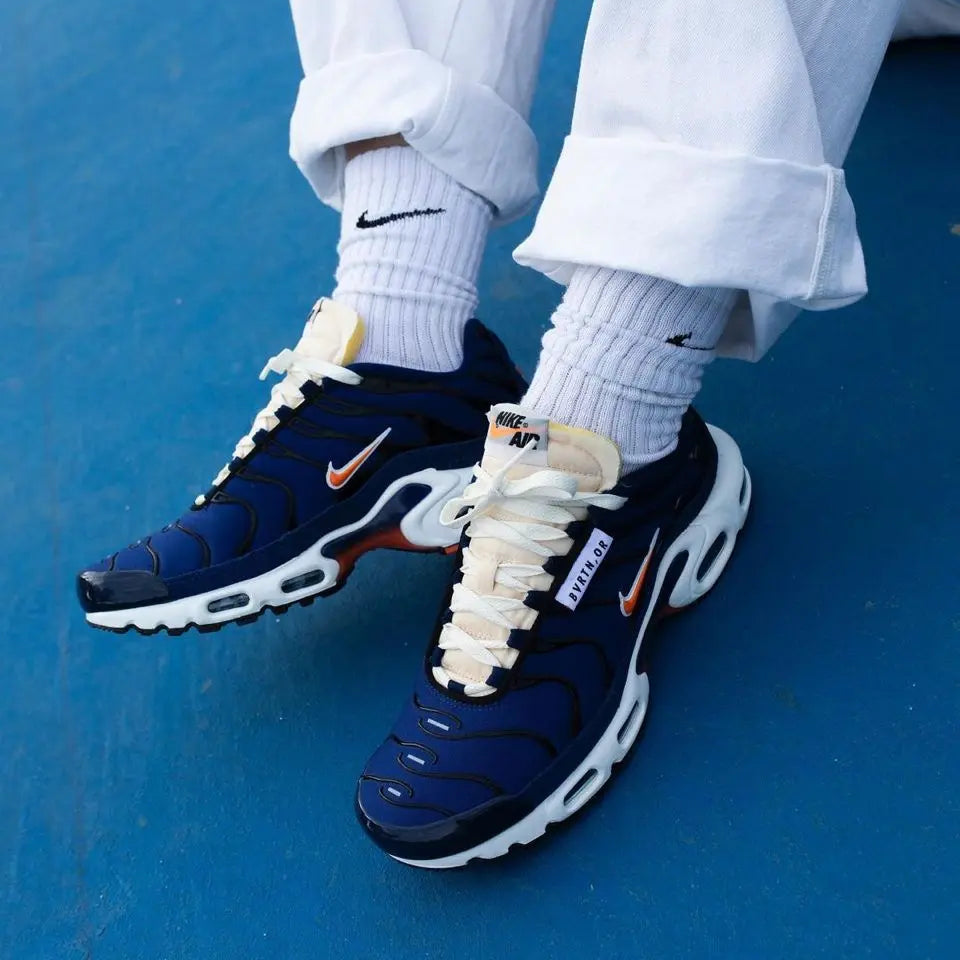 Tênis Azul Masculino Air Max TN Plus Running Club Visto no Pe com Meia Branca Nike e Calca Bege