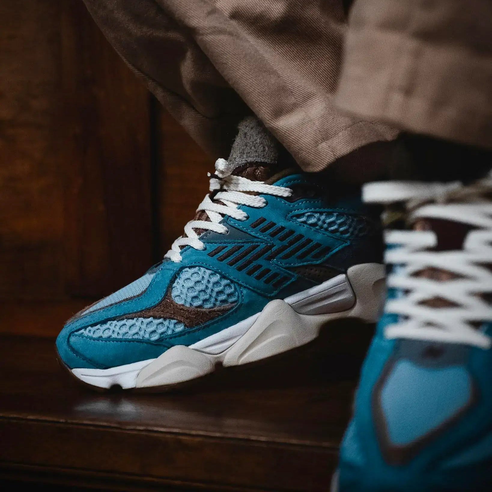 Tênis Azul Masculino New Balance 9060 Bodega Age of Discovery Visto no Pe com Calca Marrom Claro