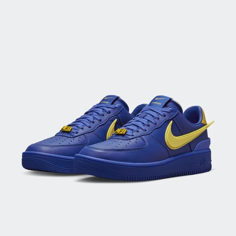 Nike Air Force 1 Low SP x Ambush Game Royal Par de Frente