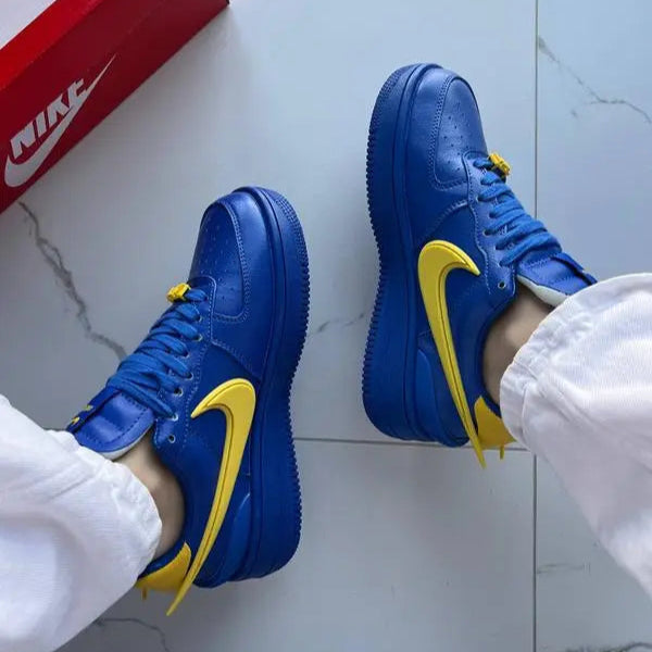 Nike Air Force 1 Low SP x Ambush Game Royal Visto Por Cima no Pe com Calca Branca 