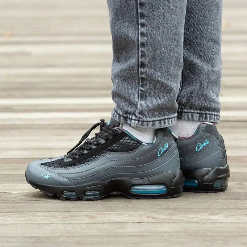 Tênis Preto com Azul Nike Air Max 95 Aegean Storm No Pe com Calca Jeans