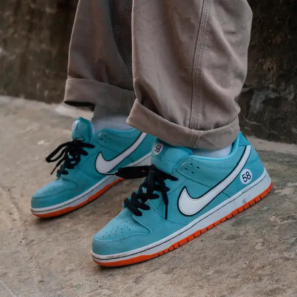 Tênis Azul Nike Dunk Low Club 58 Gulf Visto no Pe Com Calca Bege
