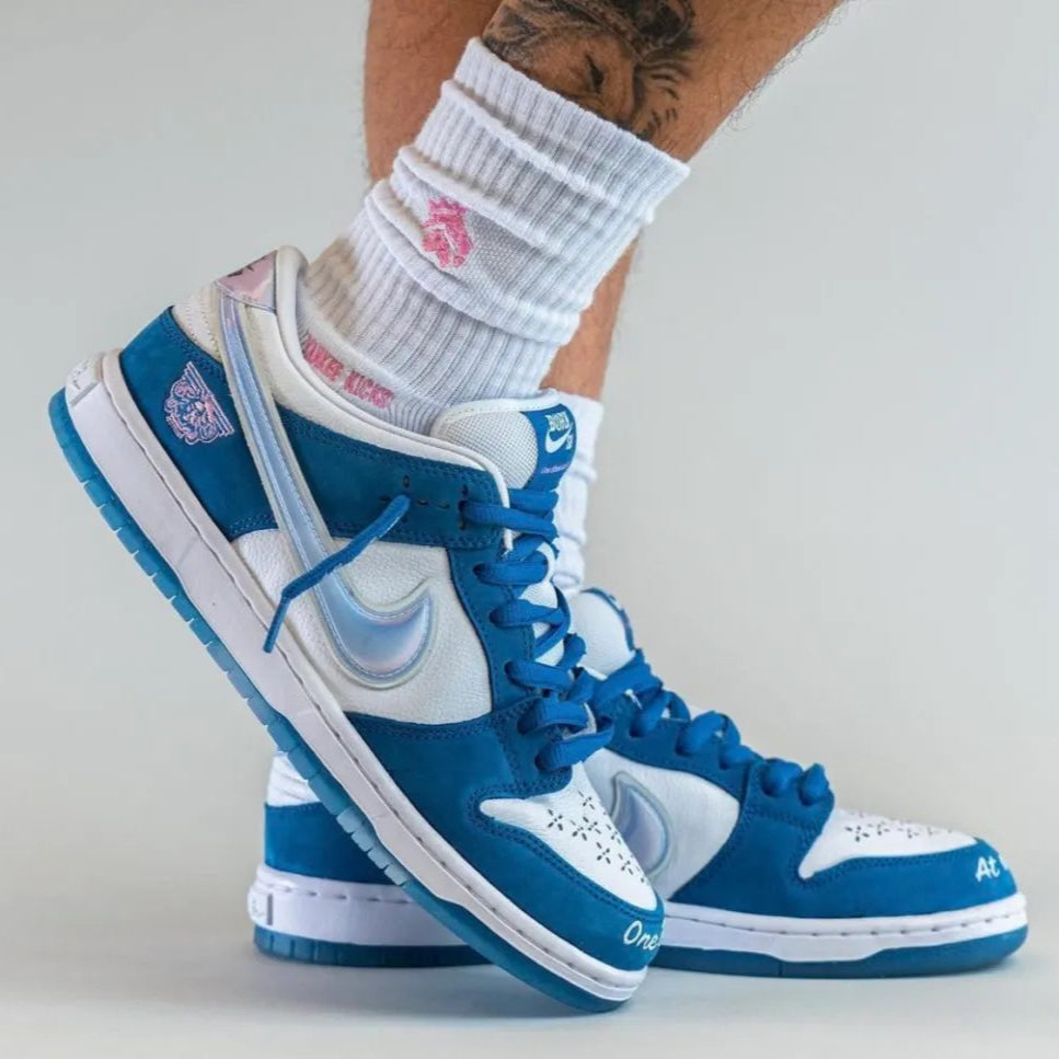 Tênis Nike Azul Dunk Low Born x Raised Block At a Time Visto no Pe Pela Parte Direita