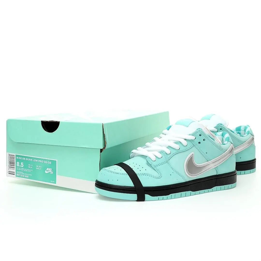 Tênis Nike Azul Concepts x Nike Dunk SB Low Tiffany Lobster Visto ao Lado da Caixa Azul