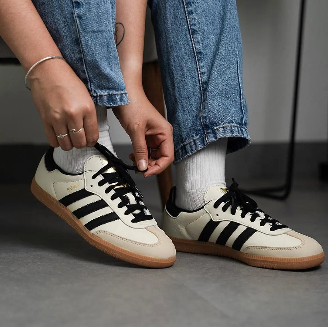 Tênis Bege Adidas Samba Cream White Visto no Pe com Calca Jeans Escura