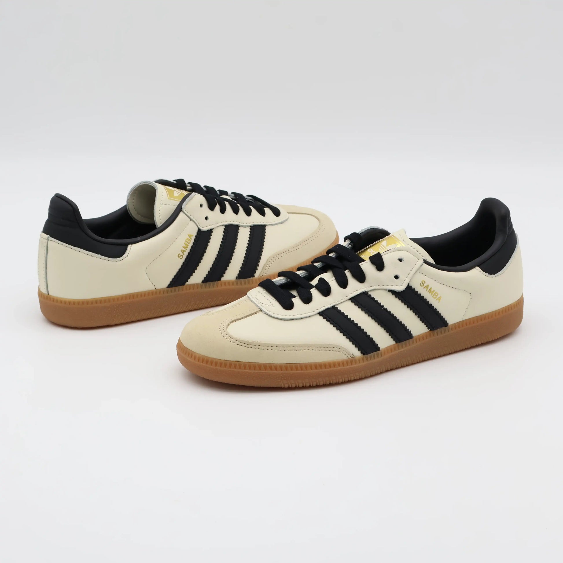 Tênis Bege Adidas Samba Cream White Par Visto de Lado