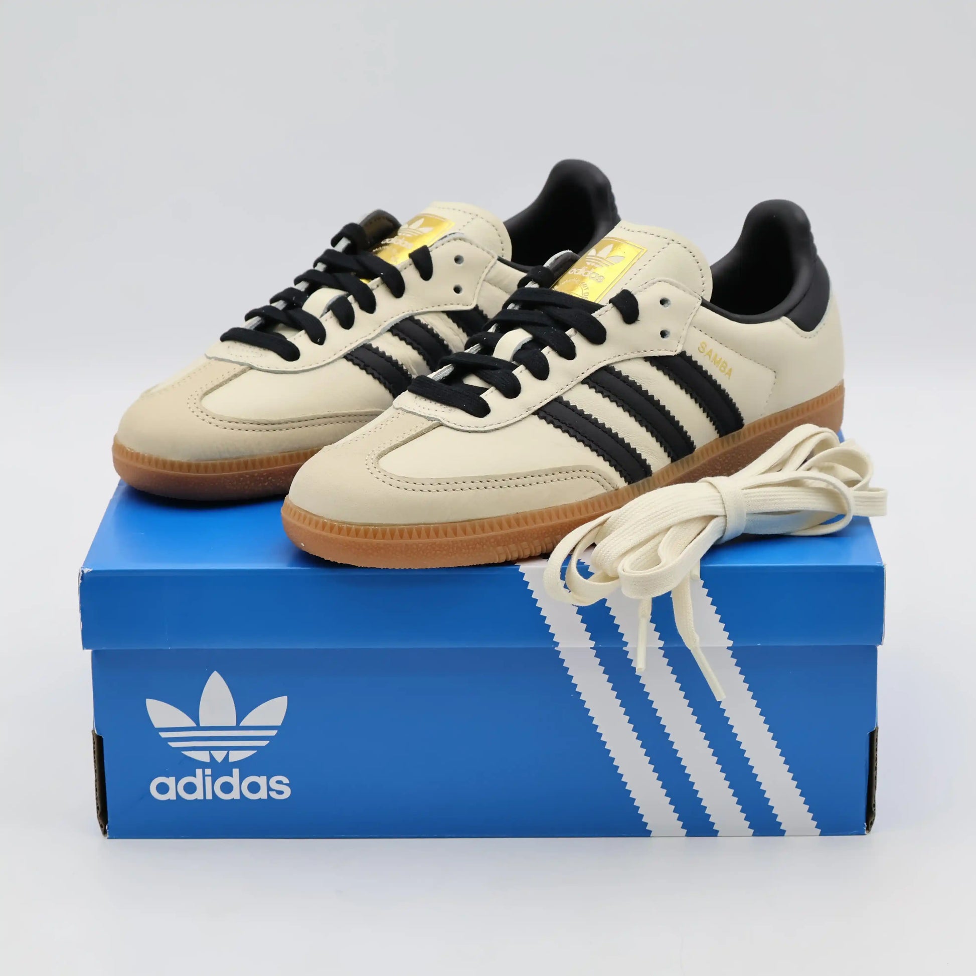 Tênis Bege Adidas Samba Cream White Par Visto em Cima da Caixa