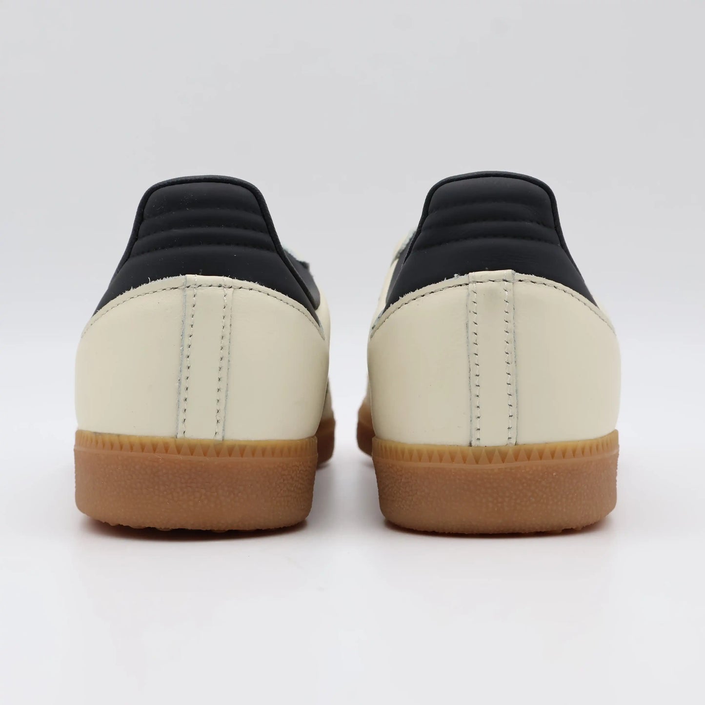 Tênis Bege Adidas Samba Cream White Parte Traseira