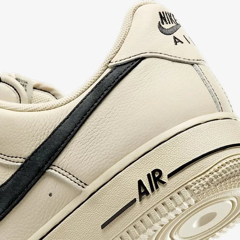 Tênis Bege com Preto Nike Air Force 1 Low LV8 GS Light Khaki Black Parte Traseira em Detalhes