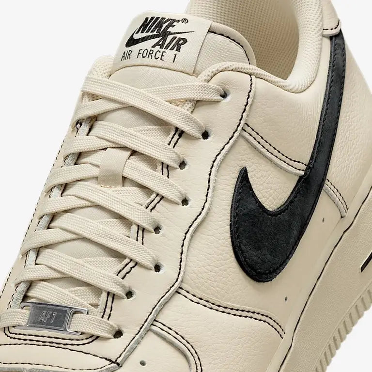 Tênis Bege com Preto Nike Air Force 1 Low LV8 GS Light Khaki Black Parte Frontal Em Detalhes
